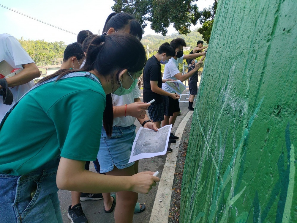 圖十 藝術家學生帶領社區學童彩繪