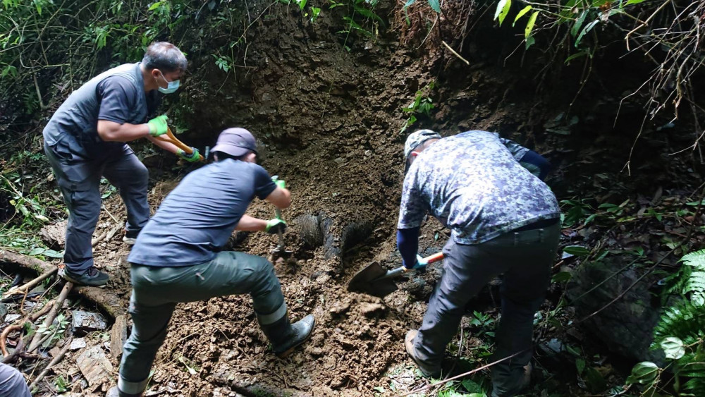 工作人員於距離武界產業道路不到100公尺處發現被掩埋的東卯山黑熊遺體 69459 1