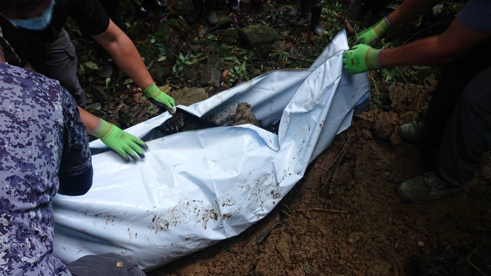 工作人員將東卯山黑熊遺體裝袋運送至農委會家畜衛生試驗所解剖以鑑定死因 69459
